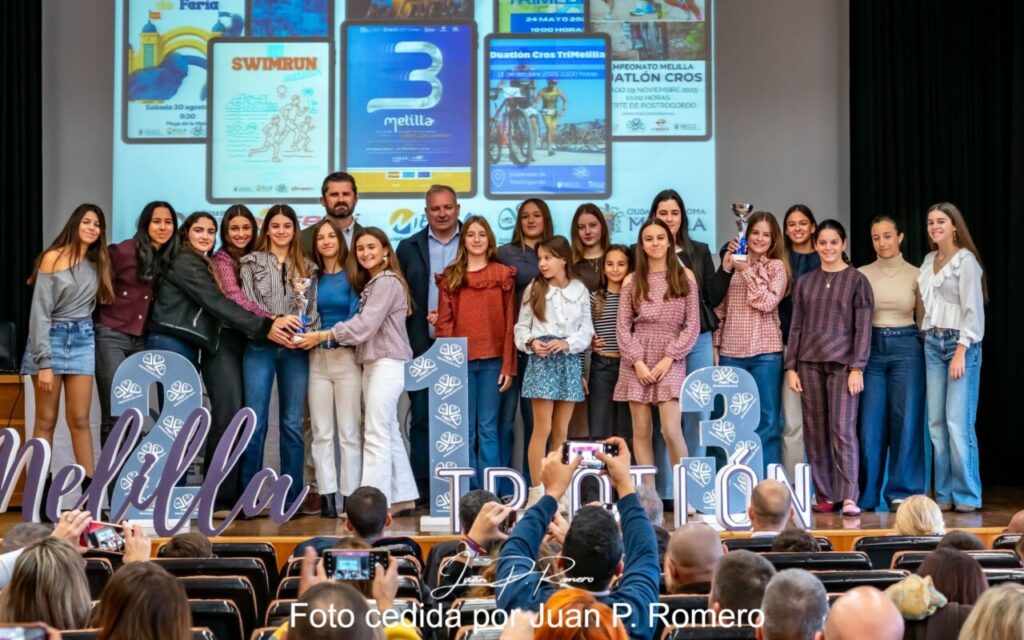 Grupo de triatletas premiados en la Gala de Triatlón Melilla 2025