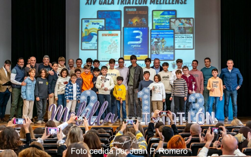 Grupo de triatletas premiados en la XIV Gala de Triatlón Melillense