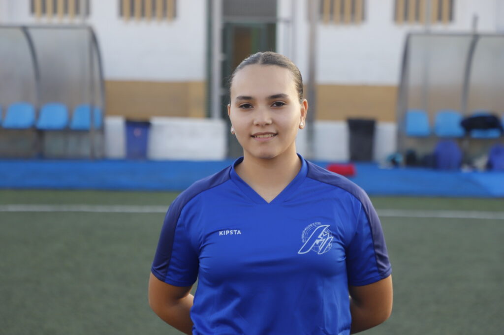 Jugadora de la selección melillense Sub-14 en el campo de fútbol
