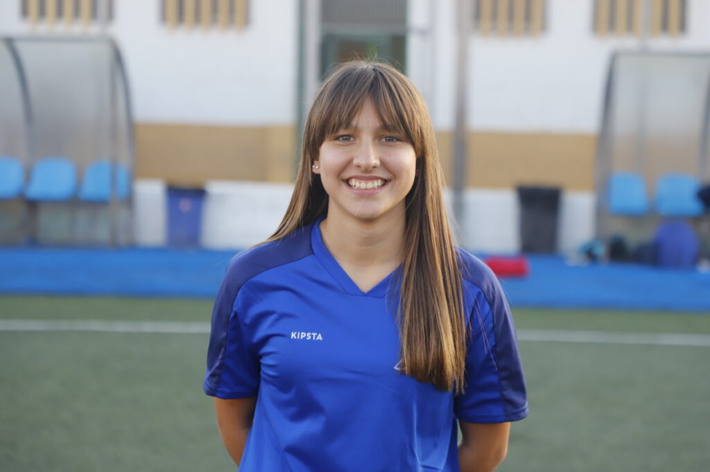 Jugadora de la selección Sub-14 de Melilla en uniforme de fútbol