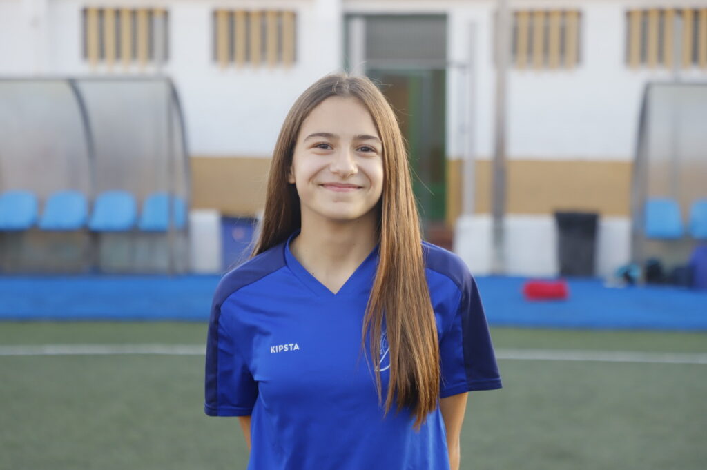 Jugadora de la selección Sub-14 de Melilla en uniforme de fútbol