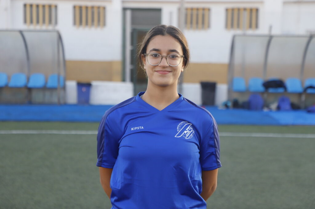 Jugadora del equipo Sub-14 de Melilla en uniforme de fútbol