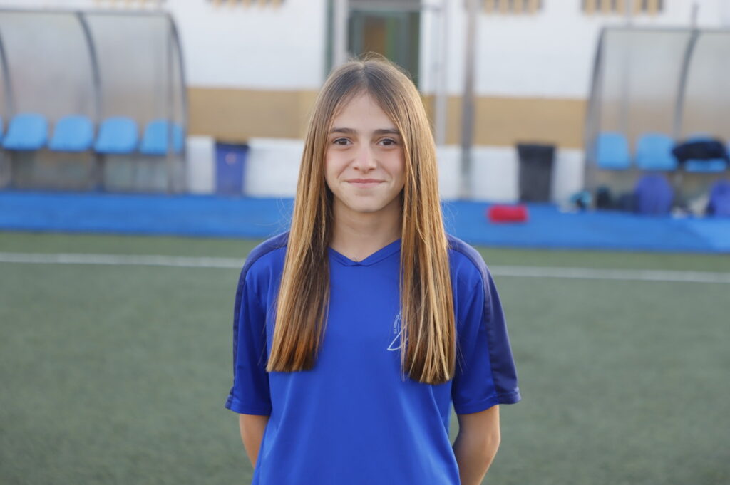 Jugadora de fútbol del equipo Sub-14 de Melilla en uniforme azul