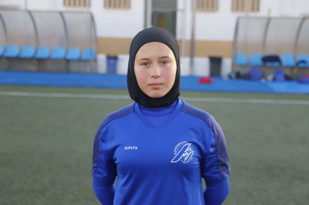 Jugadora del equipo Sub-14 de Melilla en uniforme de fútbol