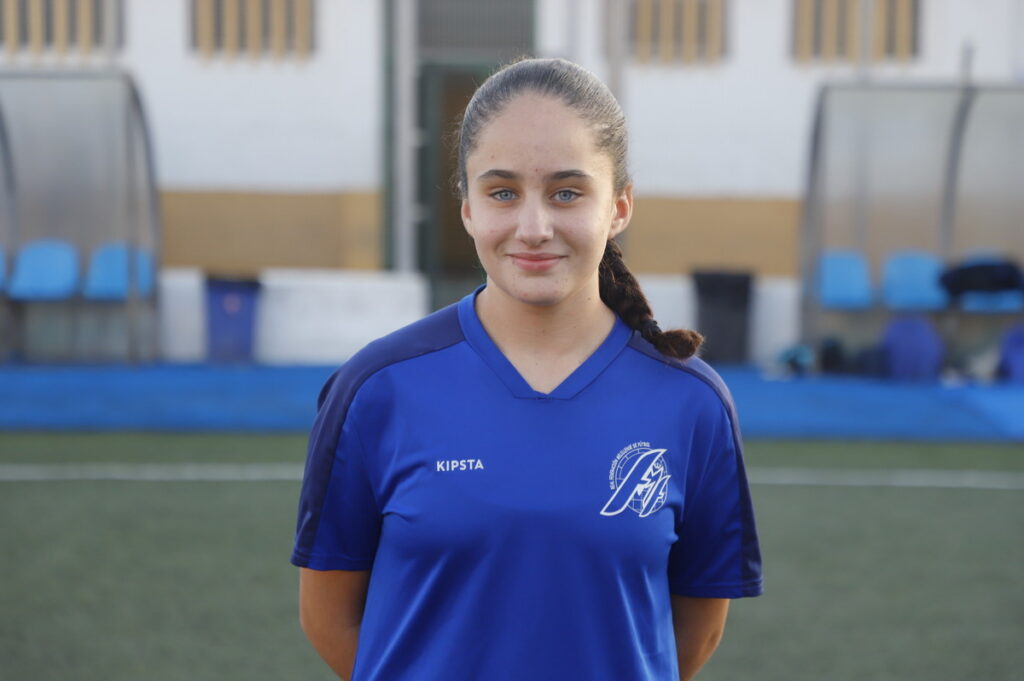 Jugadora del equipo Sub-14 de Melilla en uniforme de fútbol