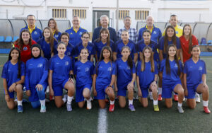 Equipo de fútbol femenino Sub-14 de Melilla posando en el campo