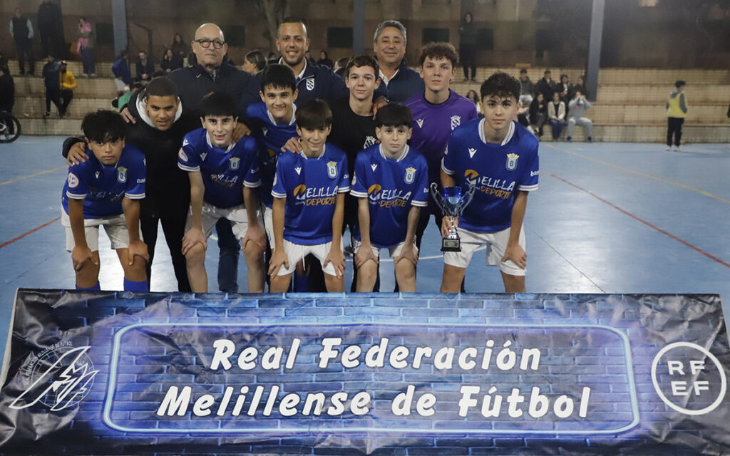 Equipo de fútbol juvenil con trofeo en la Copa Federación