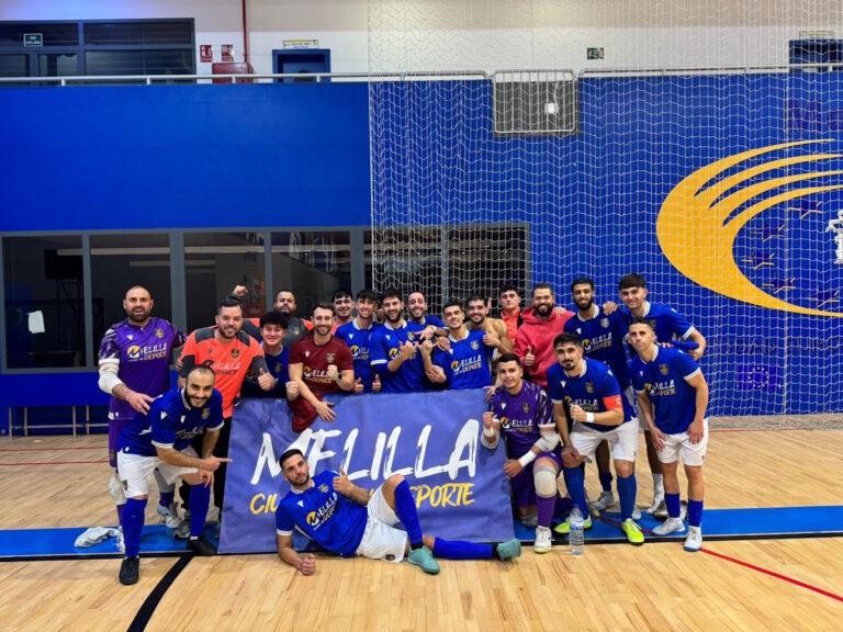 Equipo de fútbol sala Nueva Era Melilla posando en la cancha