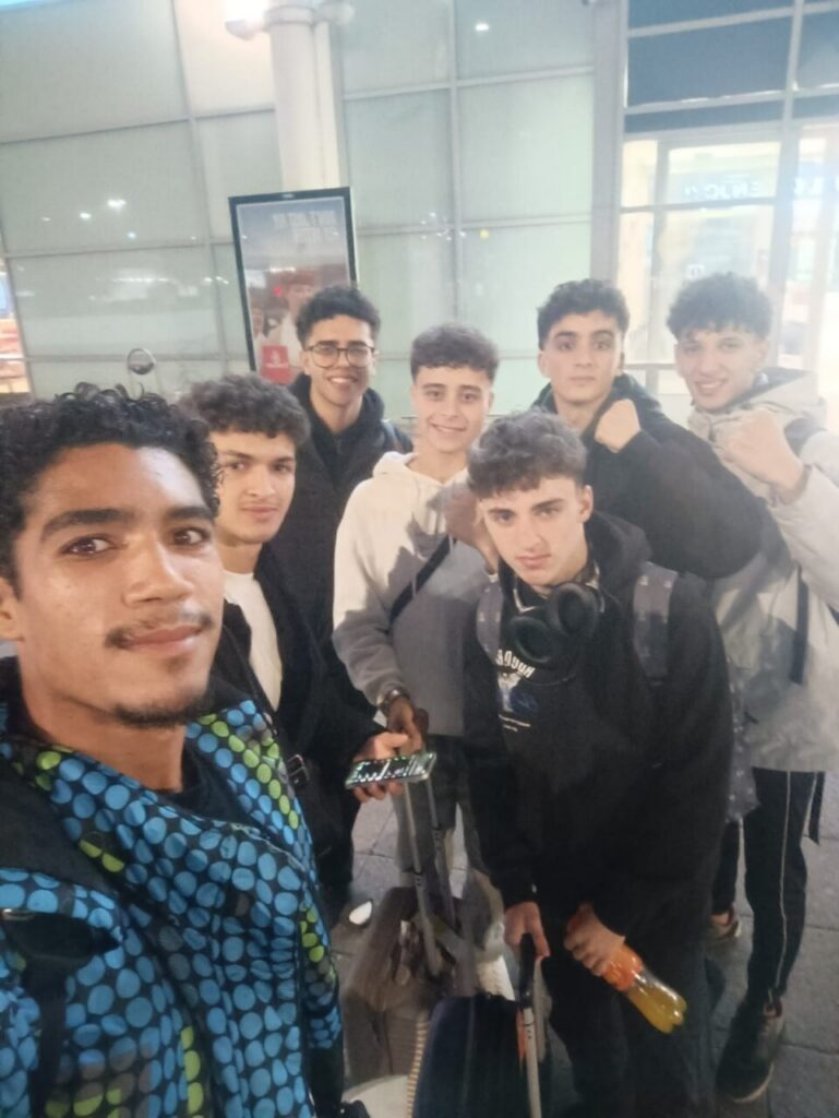 Grupo de jóvenes del Club Olympic Center Melilla en el aeropuerto