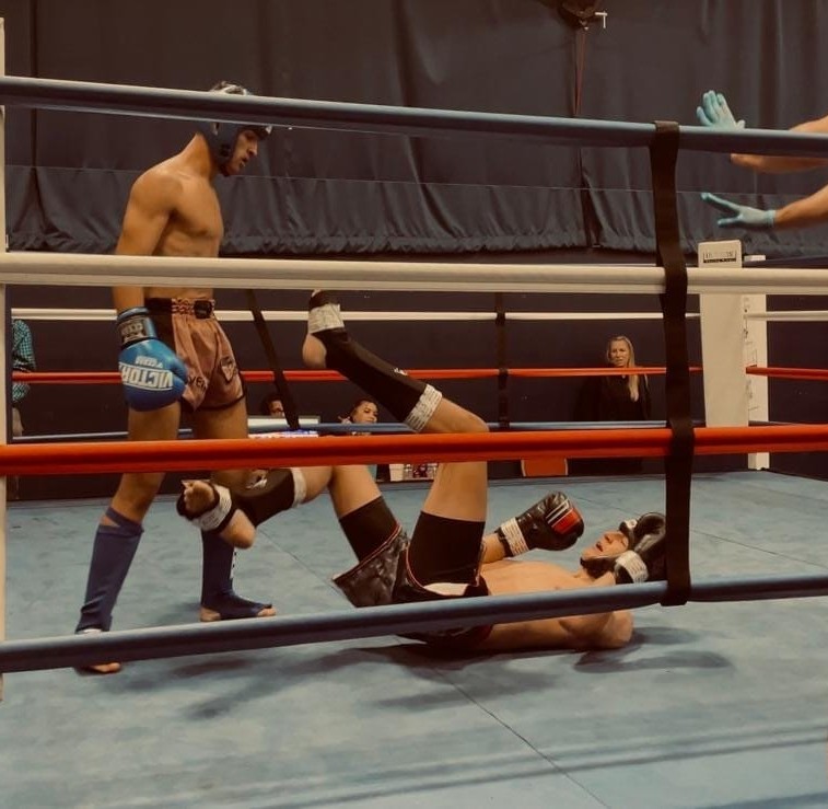 Luchador de kickboxing en el ring durante una competición