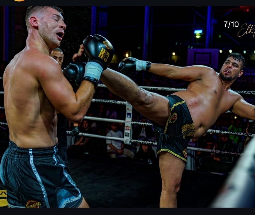 Luchador de kickboxing en combate en el Club Olympic Center Melilla