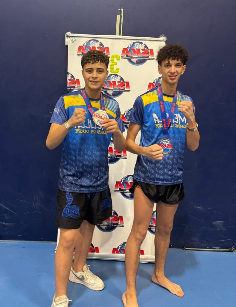 Dos jóvenes deportistas del Club Olympic Center Melilla con medallas de kickboxing