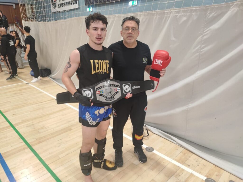 Dos miembros del Club Olympic Center Melilla posando tras un combate de kickboxing.
