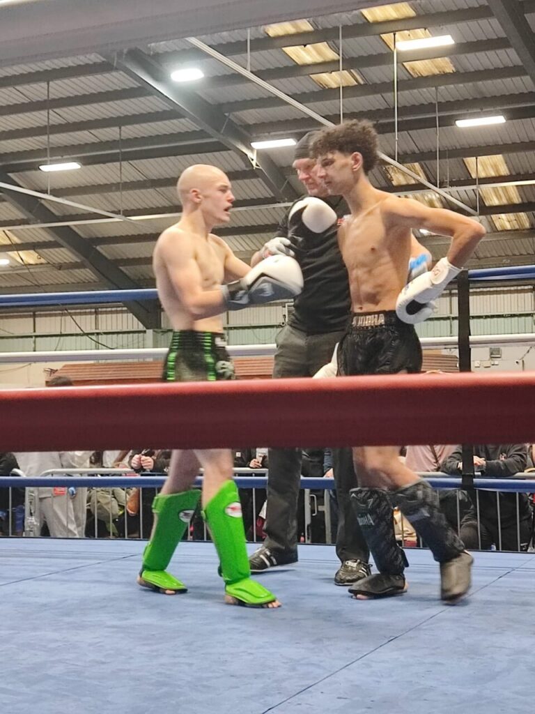Dos jóvenes kickboxers en un combate en el ring del Club Olympic Center Melilla.