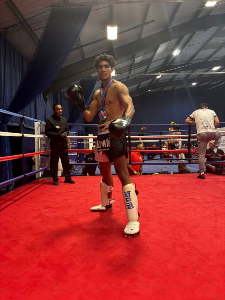 Deportista del Club Olympic Center Melilla en un combate de kickboxing