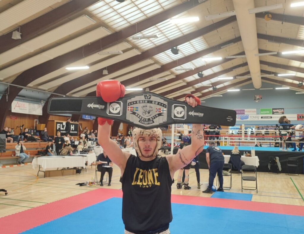 Deportista del Club Olympic Center Melilla levantando un cinturón de campeón