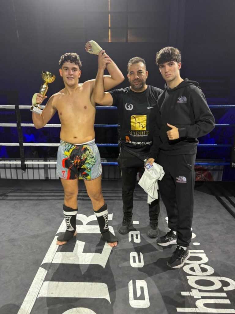 Deportistas del Club Olympic Center Melilla celebrando un triunfo en kick-boxing