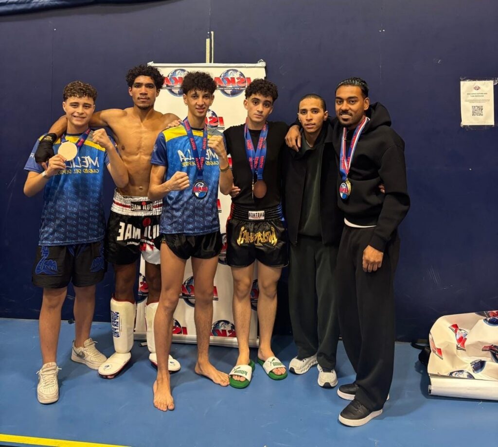 Atletas del Club Olympic Center Melilla con medallas tras competiciones de kickboxing