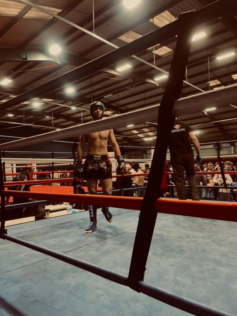 Competidor en el ring de kickboxing durante una competición del Club Olympic Center Melilla.
