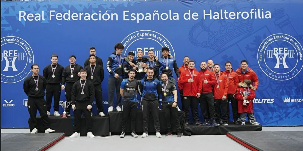 Equipo Olimpo Fénix posando con medallas en la Copa del Rey de Halterofilia