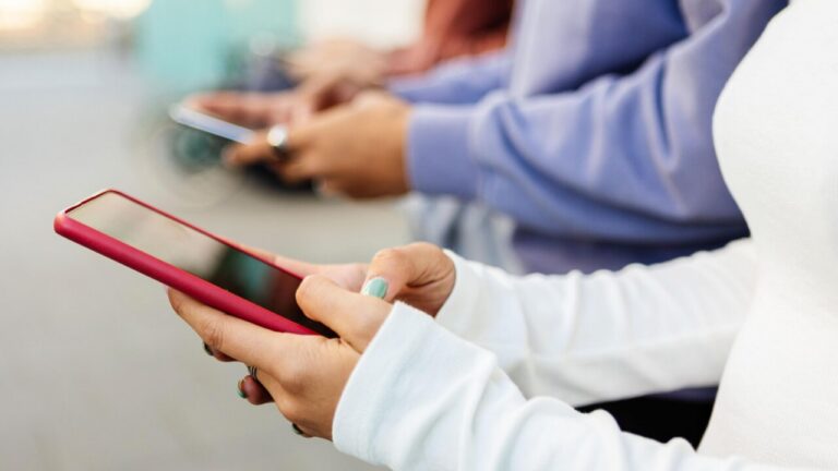 Personas usando teléfonos móviles en un entorno urbano