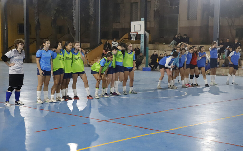 Jugadoras del ATM Melilla preparándose para la tanda de penaltis en un partido de fútbol sala