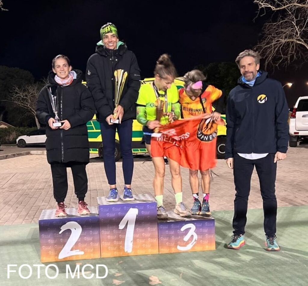 Podio femenino de la carrera por montaña nocturna en Melilla