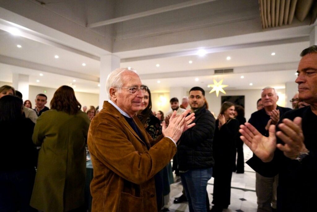 Miembros del PP aplaudiendo en la copa de Navidad en Melilla