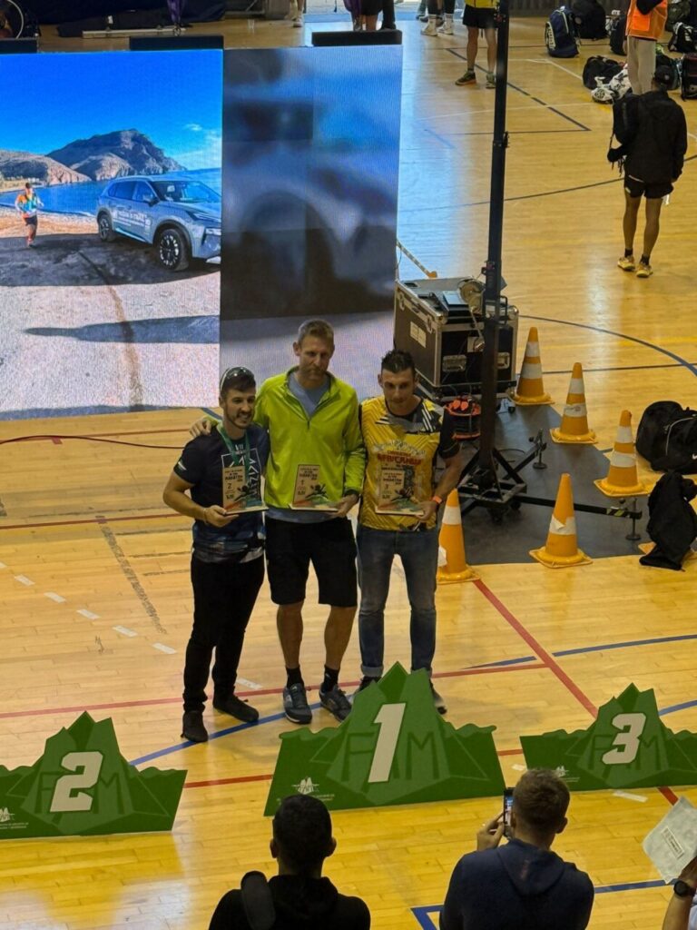 Ricardo López recibiendo medalla de bronce en la Ultra Maratón Costa de Almería