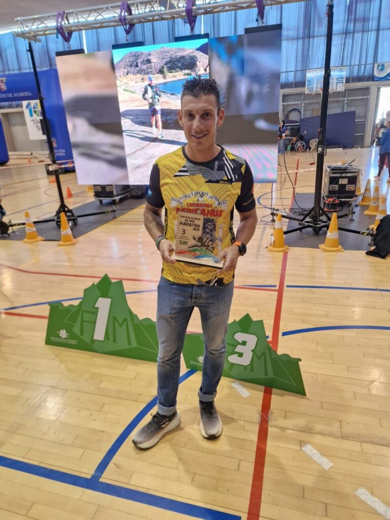 Ricardo López sosteniendo su medalla de bronce en la Ultra Maratón Costa de Almería