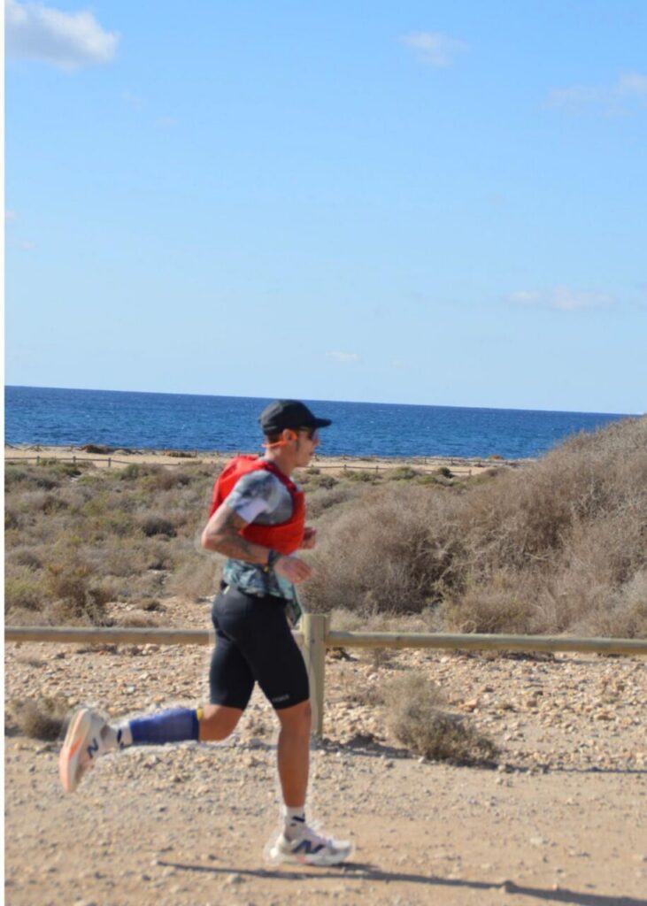 Ricardo López corriendo en la XI Ultra Maratón Costa de Almería junto al mar.