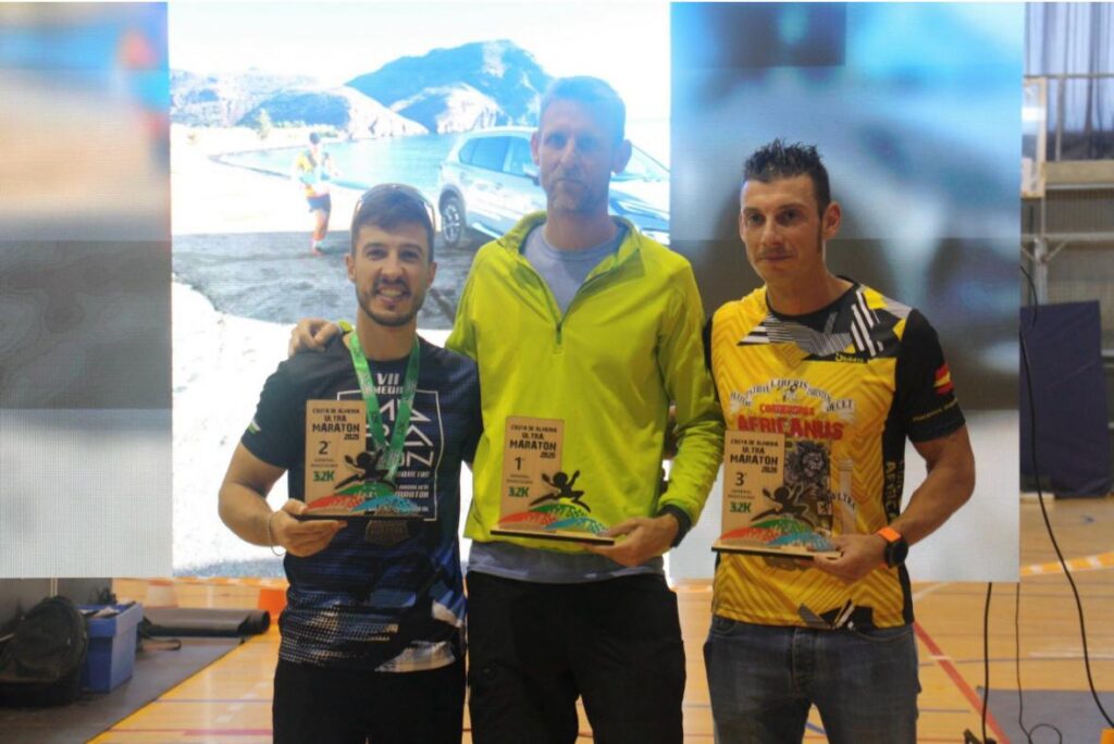 Ricardo López con medalla de bronce en la Ultra Maratón Costa de Almería