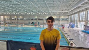 Rubén Román Muñoz posando en la piscina del campeonato de Andalucía