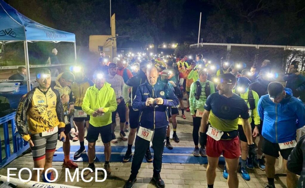 Participantes en la I Carrera por Montaña Nocturna de Melilla con frontales encendidos