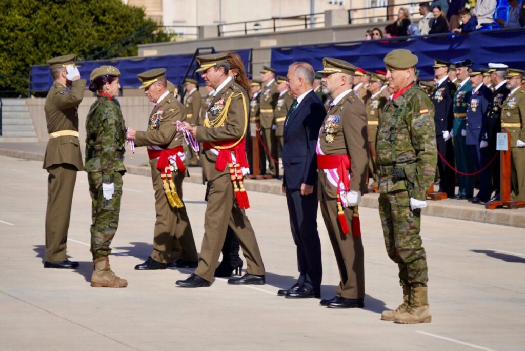 Ceremonia de nombramiento de artillero honorario en Melilla