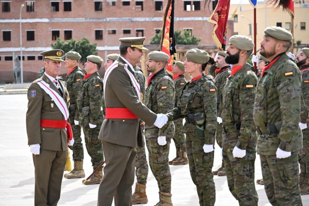 Ceremonia militar con el comandante general y soldados en Melilla