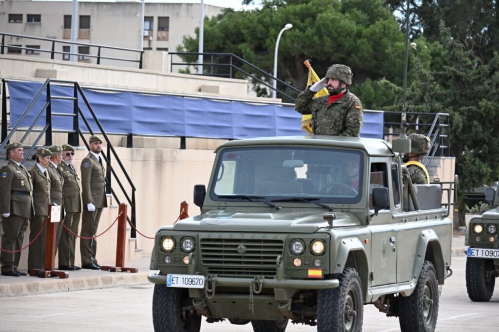 El comandante general de Melilla saluda durante la parada militar en Santa Bárbara.