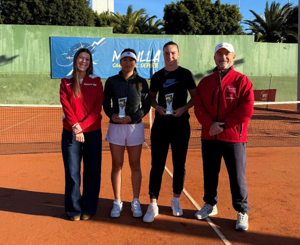 Jugadoras y organizadores en la final del torneo de tenis en Melilla