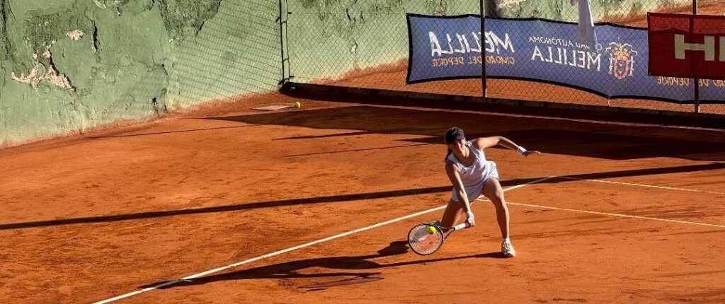 Jugadora en acción durante la final del torneo de tenis en Melilla.