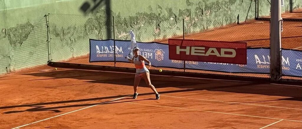 Jugadora de tenis en acción durante el torneo en Melilla