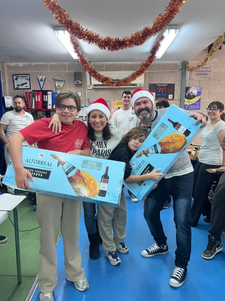 Participantes del Trofeo Mosqueteros celebrando con premios en Melilla