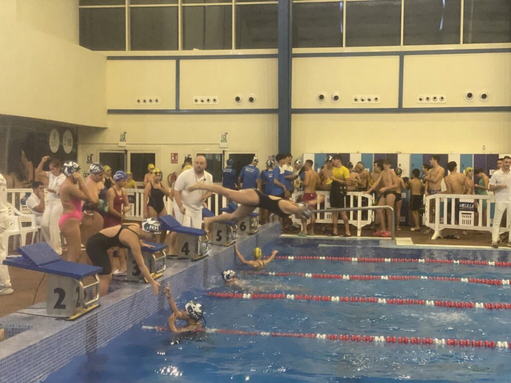 Nadadores compitiendo en el XIX Trofeo Ciudad de Melilla en la piscina