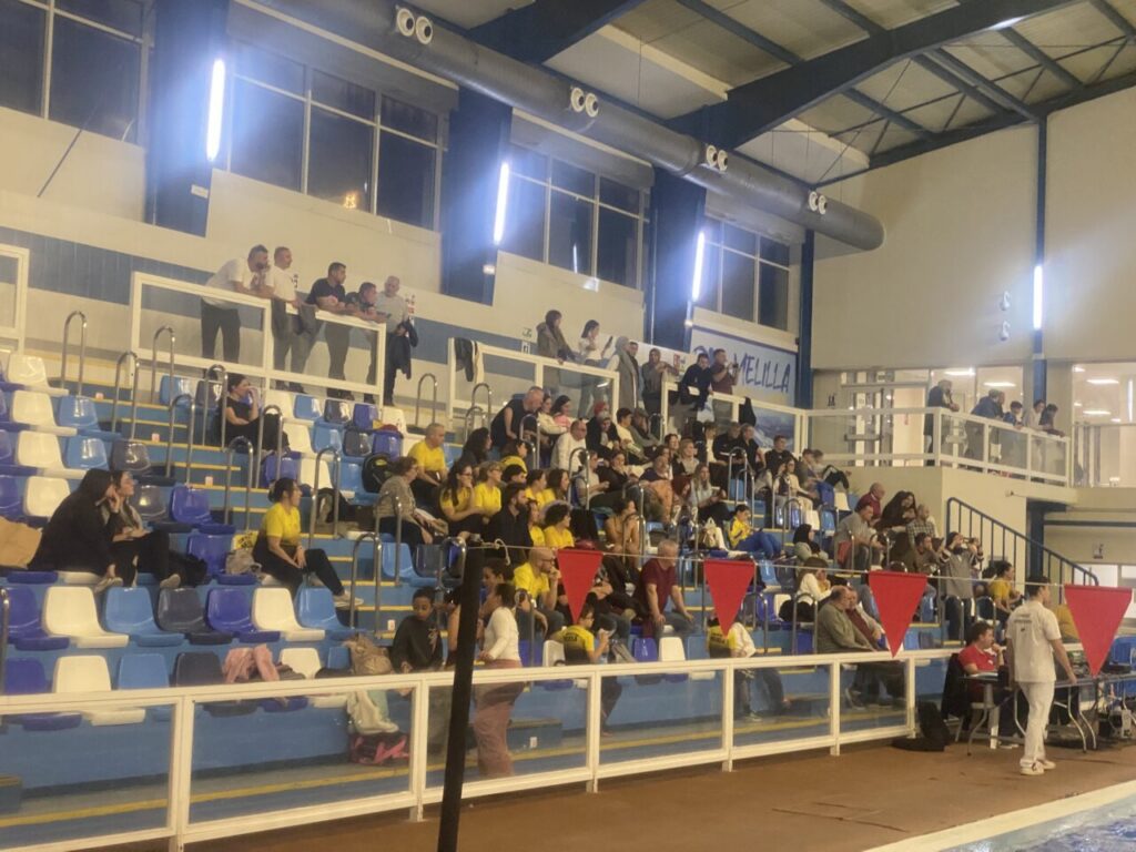 Espectadores en la piscina durante el Trofeo Ciudad de Melilla de natación