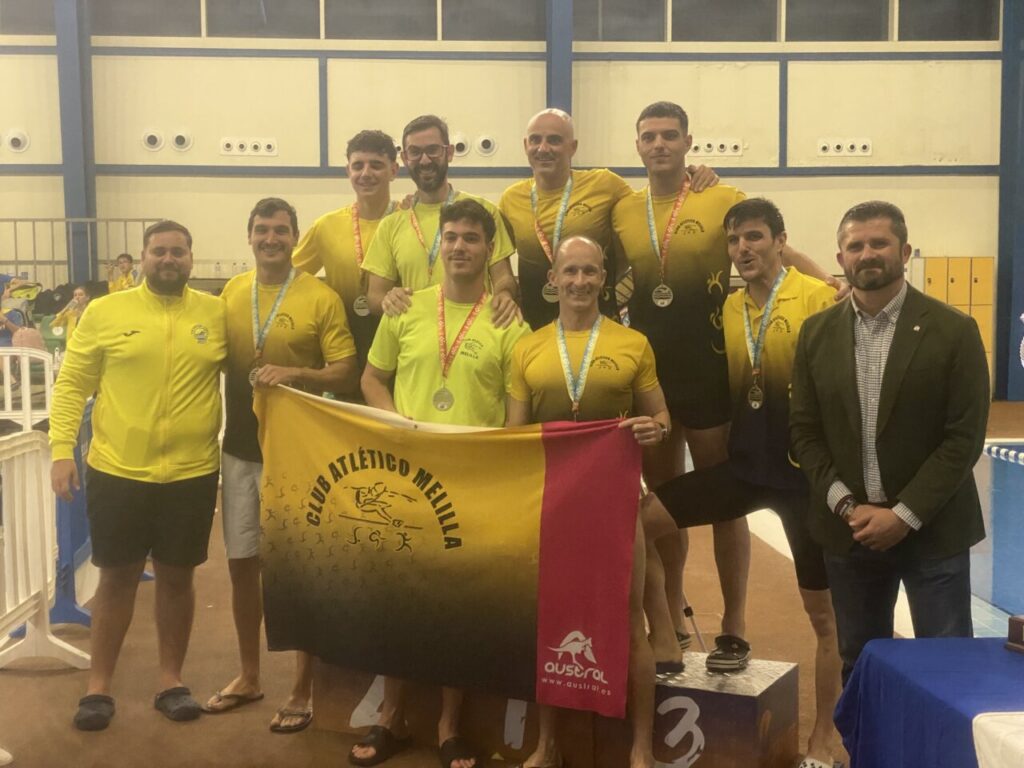 Equipo del Club Atlético Melilla con medallas en el trofeo de natación