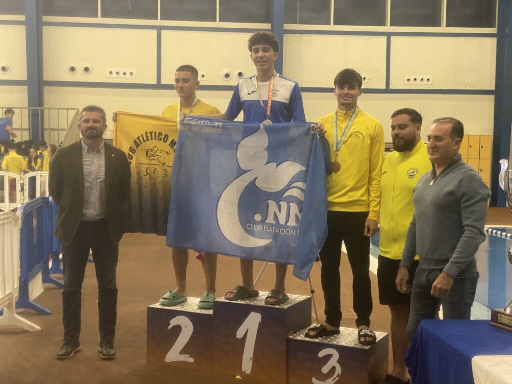 Podio del XIX Trofeo Ciudad de Melilla con nadadores y trofeos