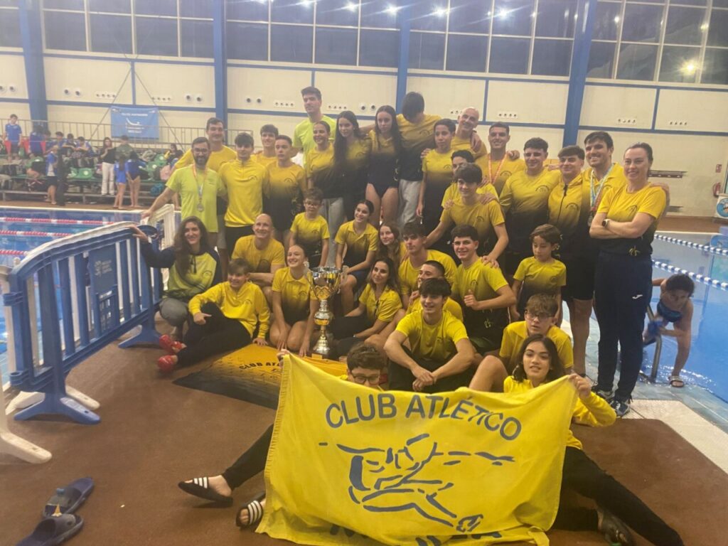 Equipo del Club Atlético Melilla celebrando su subcampeonato en natación