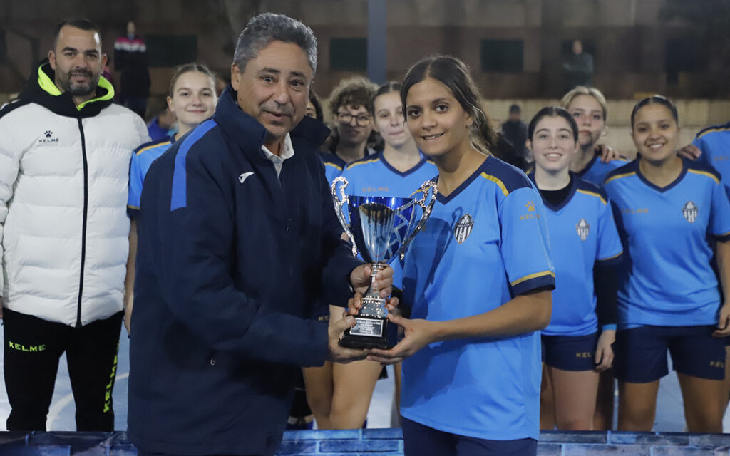 Entrega del trofeo a la campeona del ATM Melilla en fútbol sala