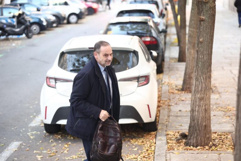 José Luis Ábalos caminando por la calle con una mochila