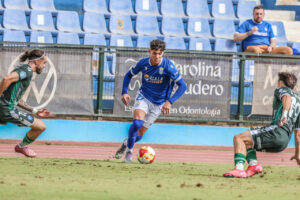 Abdelah Mohamed jugando en un partido de fútbol con la U.D. Melilla.