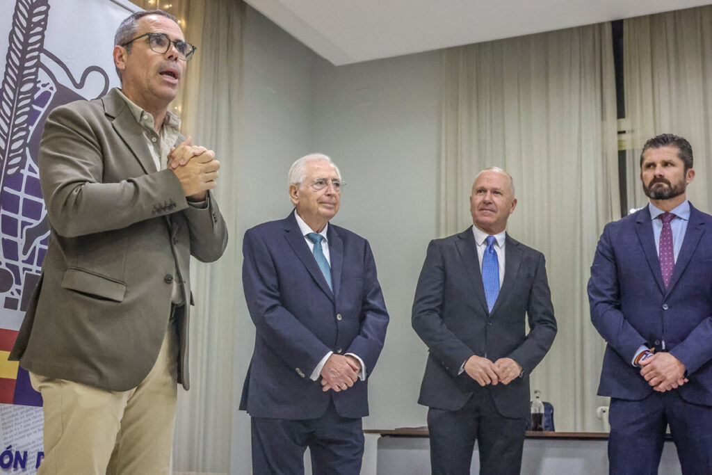 Edu Calderay y miembros de la APDM en un acto de premiación